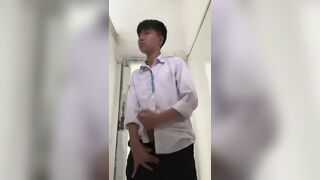 trốn vào nhà vệ sinh sục cu