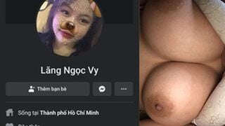 Clip Sex Lăng Ngọc Vy có cặp vú siêu cháy: ngồi móc lồn, lông mu chỉ mới mọc