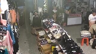 Hack Camera Shop quần áo phát hiện anh chủ tiệm địt em nhân viên bán hàng