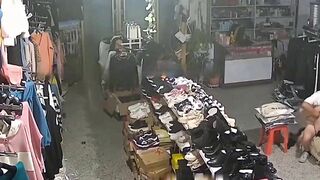 Hack Camera Shop quần áo phát hiện anh chủ tiệm địt em nhân viên bán hàng