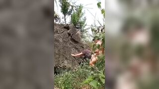 Nện nhau trong bụi rậm