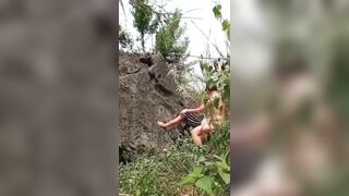 Nện nhau trong bụi rậm