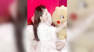 Em thử kem body