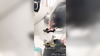 Người phụ nữ đã lập gia đình đang đi mua quần áo ở trung tâm mua sắm. Cô không thể nh