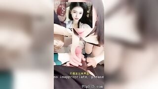Người phụ nữ đã lập gia đình đang đi mua quần áo ở trung tâm mua sắm. Cô không thể nh