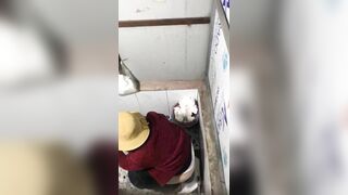 Quay lén chị gái ở quán cơm