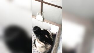Em gái đi vệ sinh ở quán cơm bị quay lén