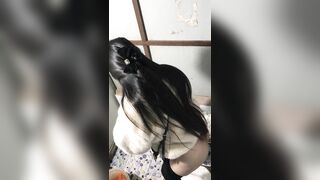 Em gái đi vệ sinh ở quán cơm bị quay lén