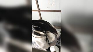 Em gái đi vệ sinh ở quán cơm bị quay lén
