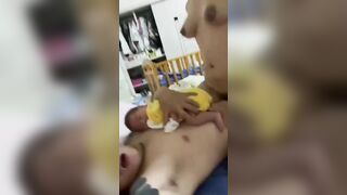 Tay thì cho con, còn cu thì cho vợ