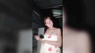 Gái nhảy lộ vú