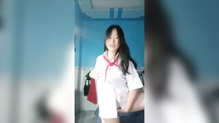 Bé học sinh còn đeo khăn đỏ mà bướm đã thèm chim