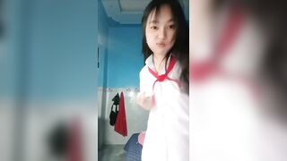 Bé học sinh còn đeo khăn đỏ mà bướm đã thèm chim