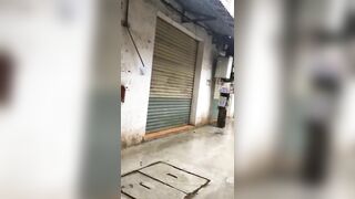 Trời mưa cuốn bay quần áo của em🥲