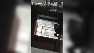 Cô giáo bây giờ lạ lắm, cứ gặp học trò là đè ra nhún