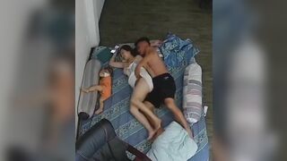 Cặp vợ chồng địt nhau khi đang cho đi con ngủ