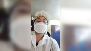Bác sĩ đến nhà trị tắc sữa cho vợ em