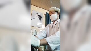 Bác sĩ đến nhà trị tắc sữa cho vợ em
