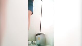 Nứng cặc với những cái lồn dâm ngồi đái