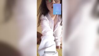 Học sinh c3 VN show hàng cho bạn thân xem
