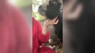 Có thằng nào không mê gái đâu. Vuốt trụ nó quen rồi