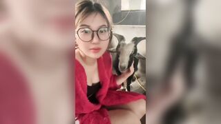 Có thằng nào không mê gái đâu. Vuốt trụ nó quen rồi
