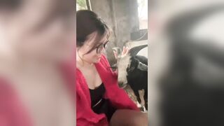 Có thằng nào không mê gái đâu. Vuốt trụ nó quen rồi