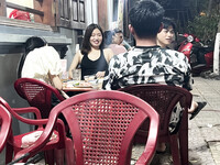 Chụp lén em ban kế bên