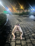 Con đĩ dâm mông to bím múp thích khoe thân public