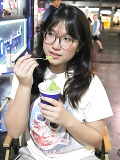 Em gái đeo kính xinh dâm